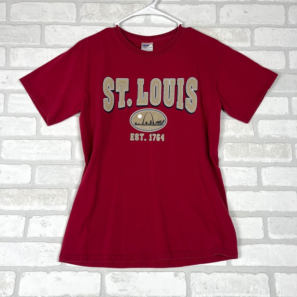Gildan St. Louis Gateway Arch Graphic T-Shirt Red Short Sleeve Small
